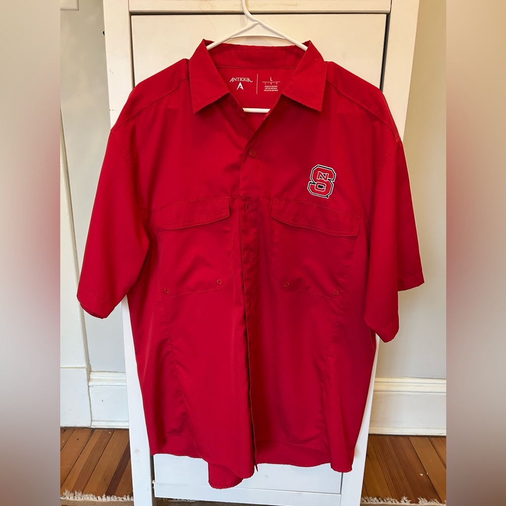 Antigua men’s N.C. State large sport fishing vented button down short sleeve
